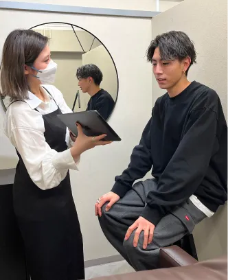 眉毛デザインのカウンセリングを受ける男性