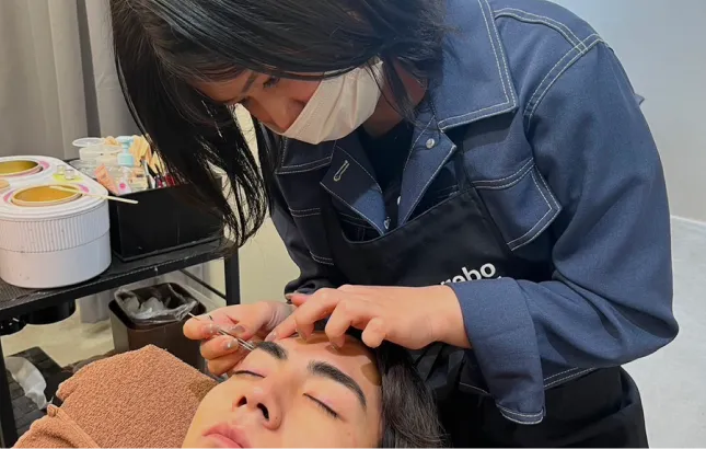 ミレボ/ME.REBO（アイブロウ・まゆ毛サロン）で眉施術を受ける男性