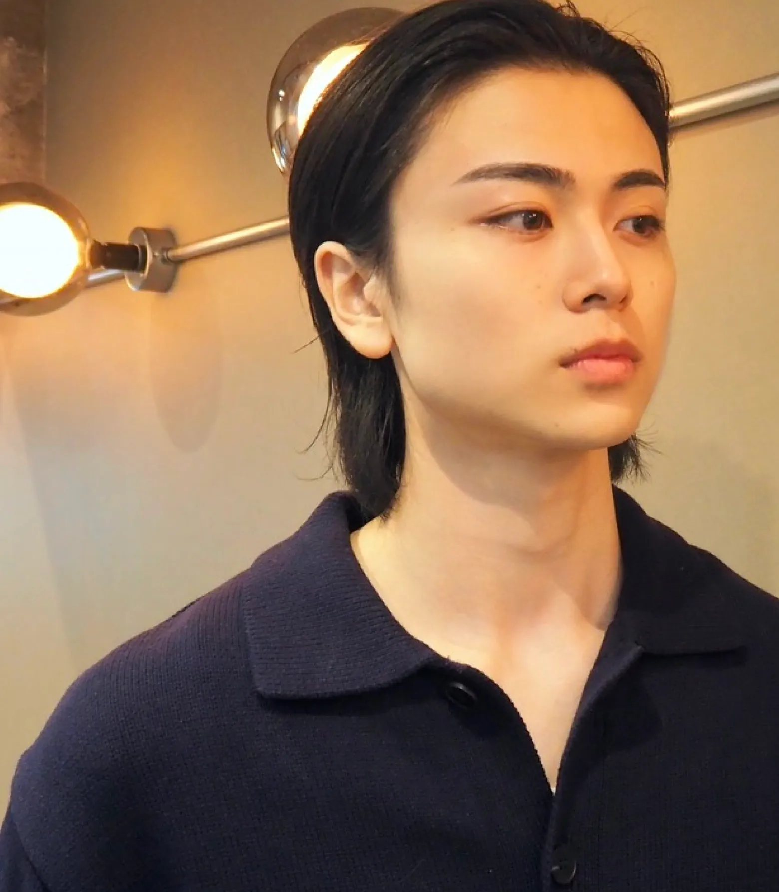 ストレート眉の男性