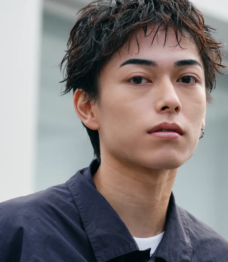 ストレート眉の男性