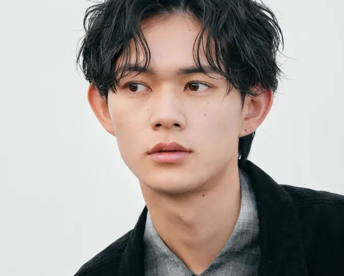 ナチュラルで優しいイメージの眉デザインの男性