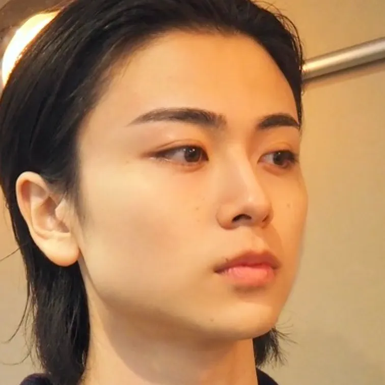 中性的なアンニュイなイメージの眉デザイン