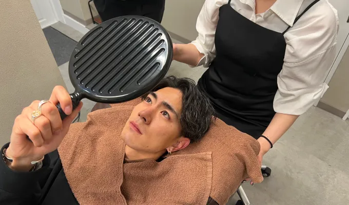 眉毛のデザインイメージを確認している様子