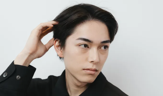 眉毛の施術の様子