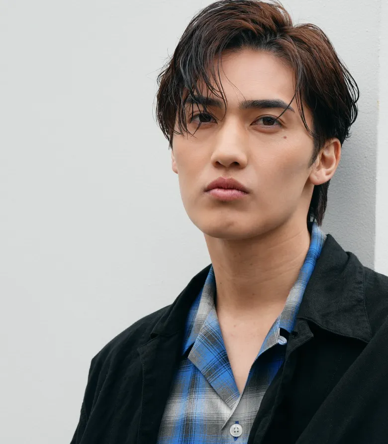 ストレート眉の男性