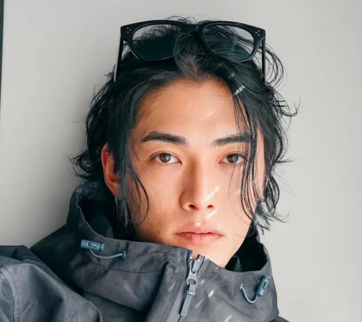 眉毛を整えている男性