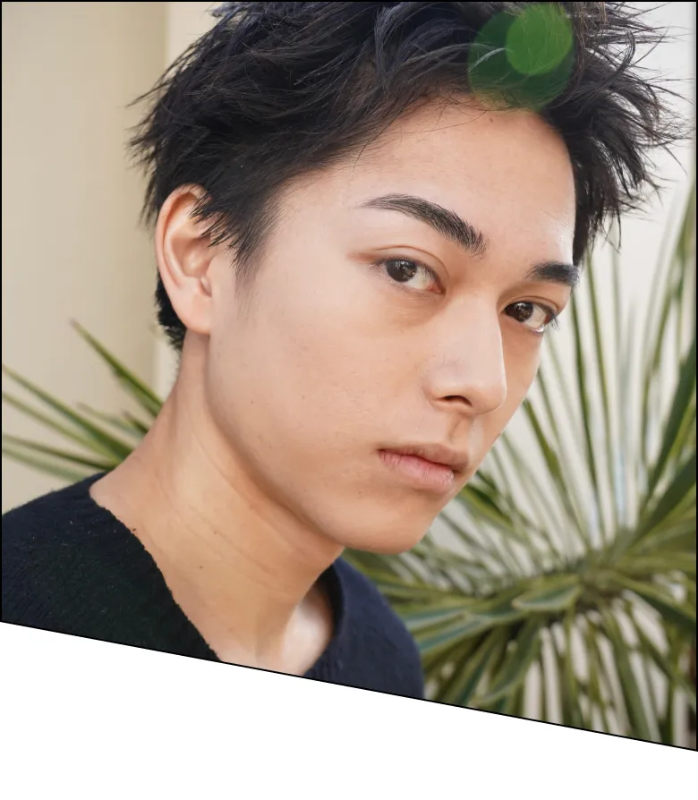 眉毛を整えている男性