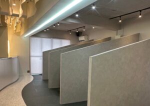 「無機質なグレーを基調としたME.REBO原宿D/O店の施術スペース。」
