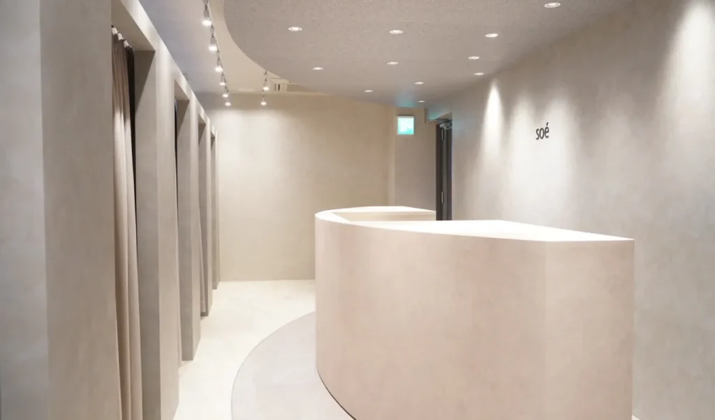 小倉駅1分。
駅チカの利便性と、
ビジネスシーンに映える
スマートな眉デザイン。