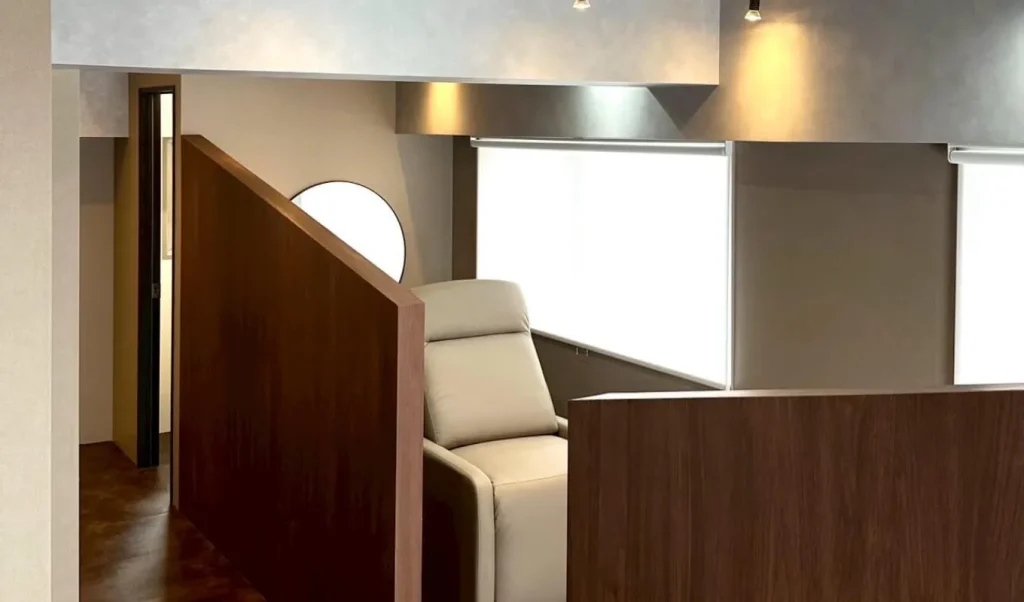 渋谷駅5分・宮益坂。
都会の喧騒を離れた空間で、
知性を引き出す
洗練された眉デザインを。