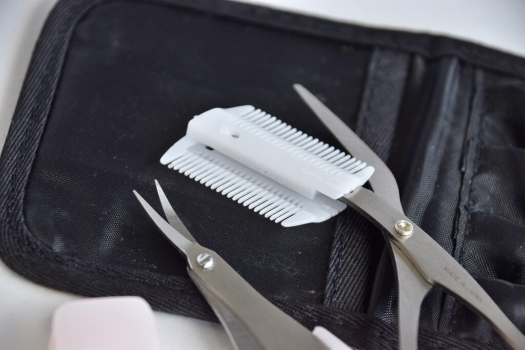 眉カットに必要な道具