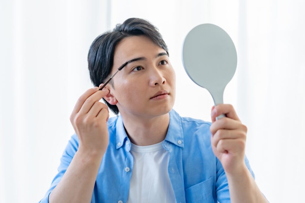 眉カットに失敗して修正する男性