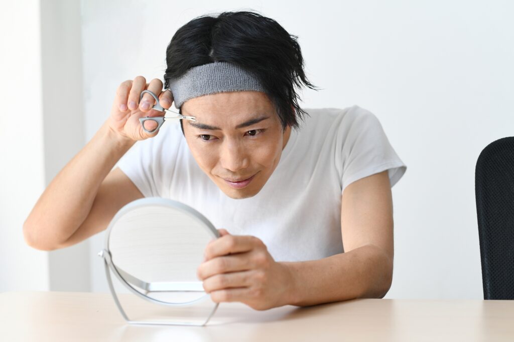眉カットをする男性