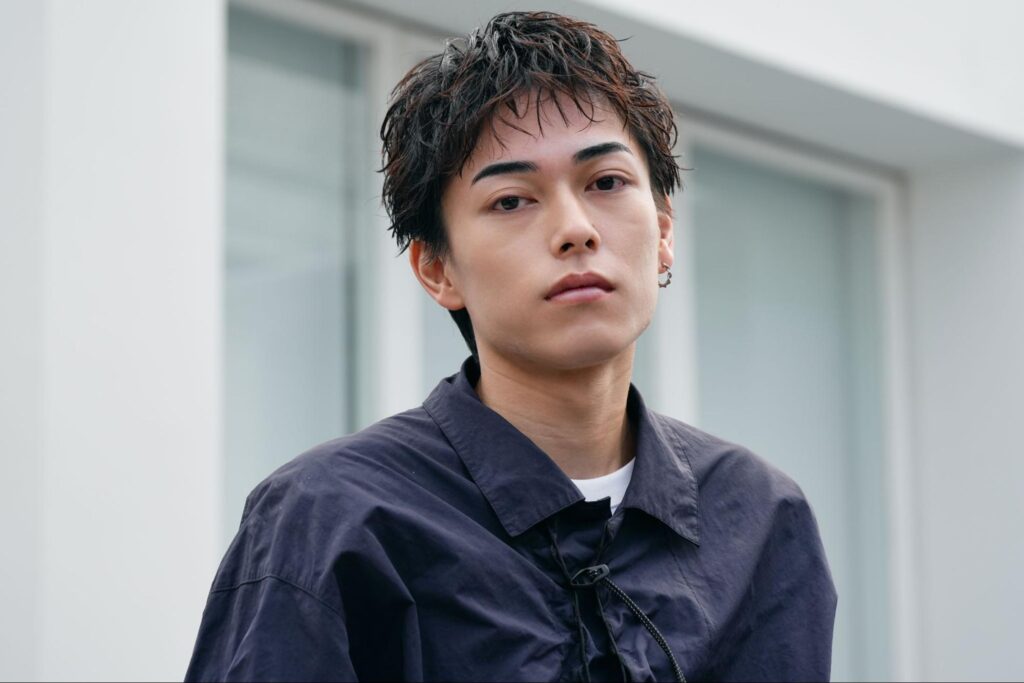 メンズ専門眉毛サロン/アイブロウサロンME.REBOで眉を整えている男性