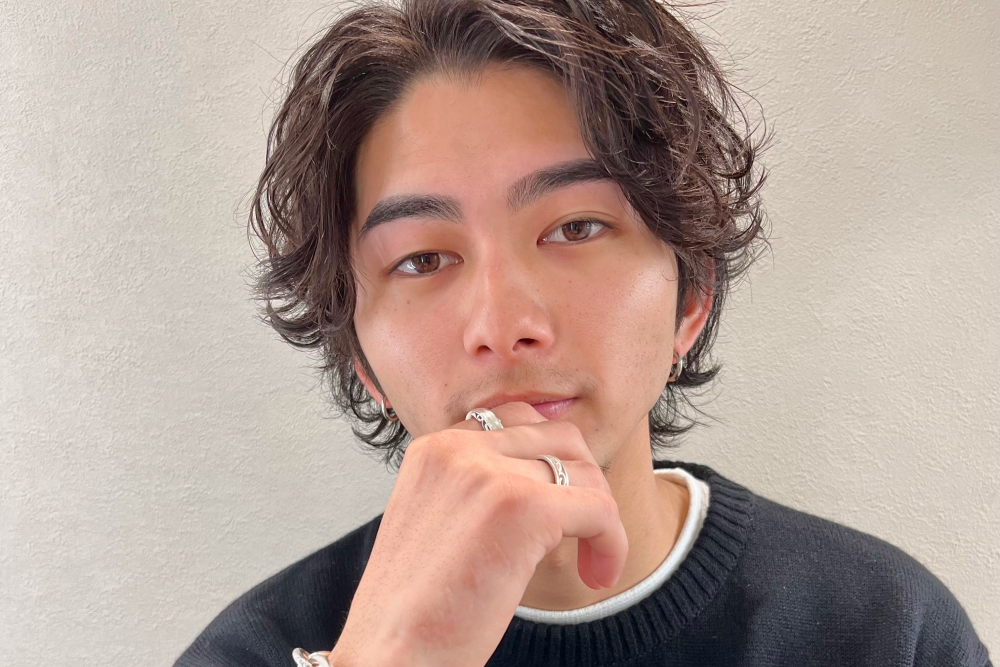 アイブロウサロンで眉毛を整えた男性