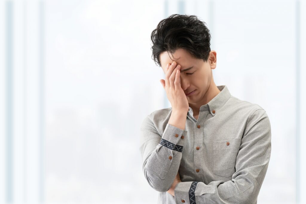 眉カットを失敗して落ち込む男性