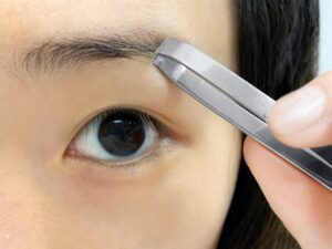 毛抜きで眉のムダ毛を間引き