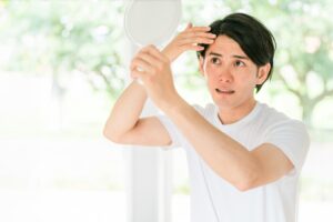 眉カットに失敗した男性