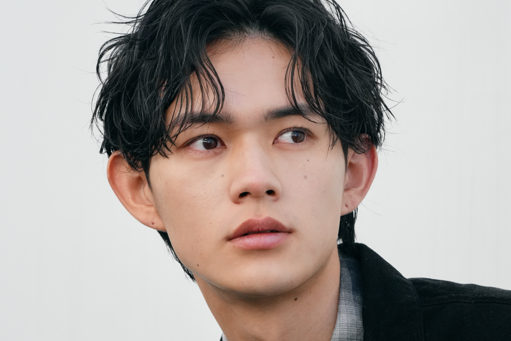 アイブロウサロンで眉毛を整えた男性