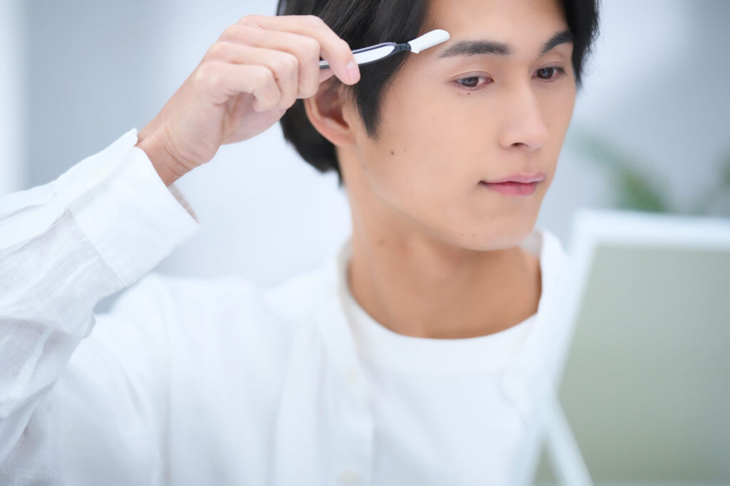 自分で眉カットする男性