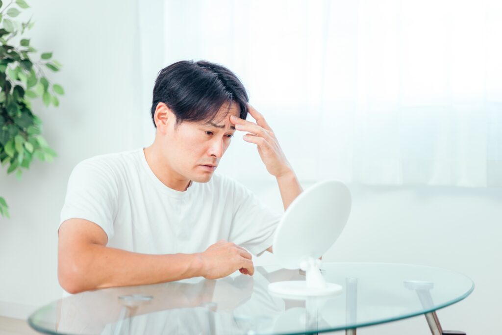 眉カットに失敗して悩む男性