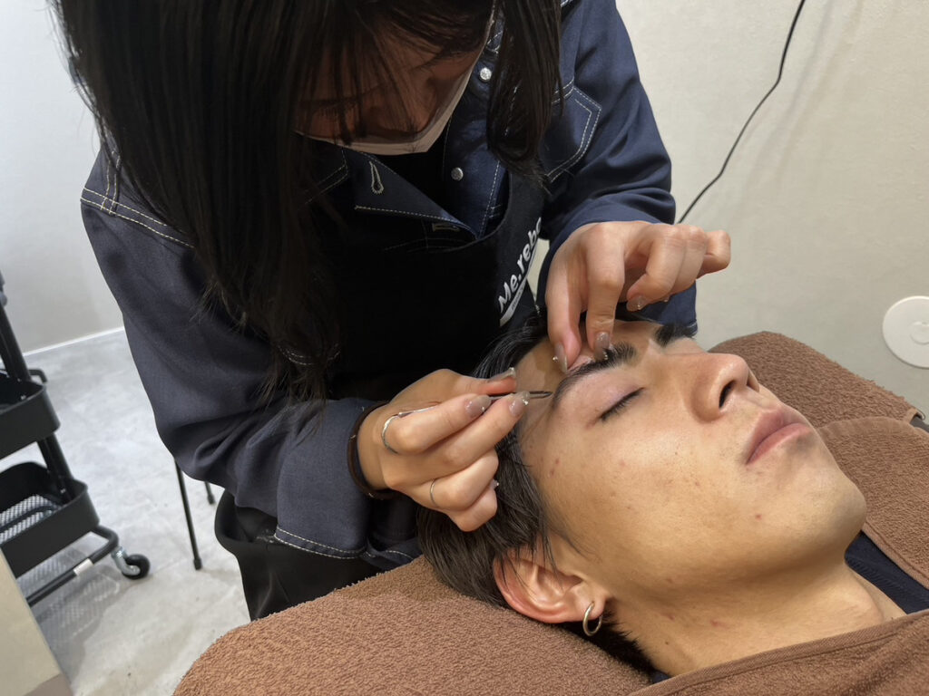 メンズ眉毛サロンでの施術