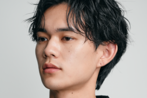 メンズ眉毛サロンで眉毛を整えている男性