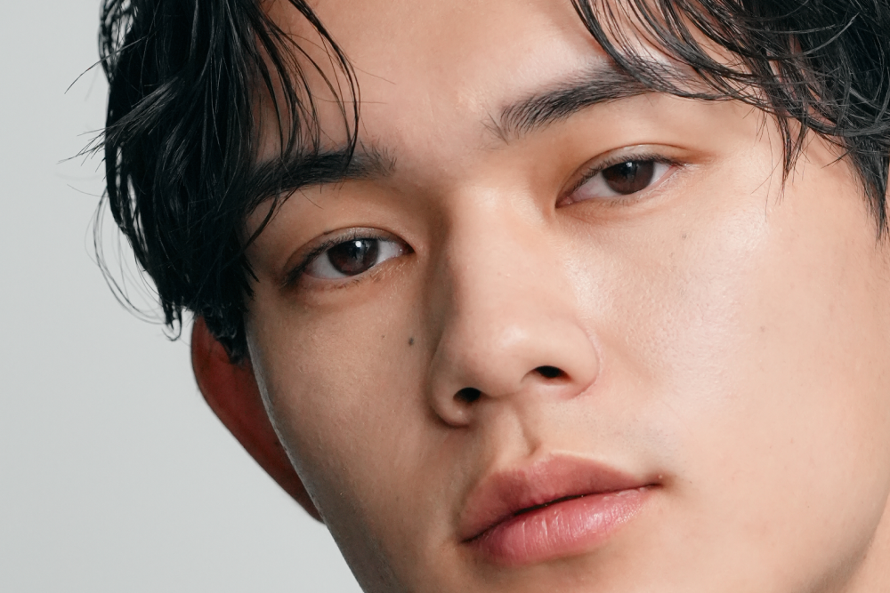 メンズ眉毛サロンで眉毛を整えている男性