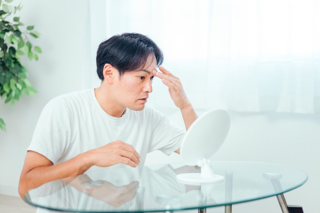 眉毛のセルフカットに失敗した男性