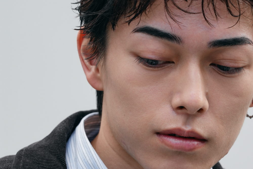 メンズ眉毛サロンで眉毛を整えている男性