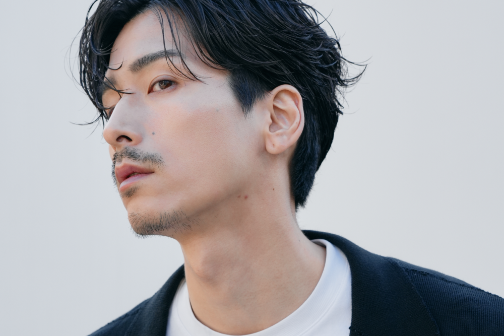 ME.REBOで眉毛を整えた男性