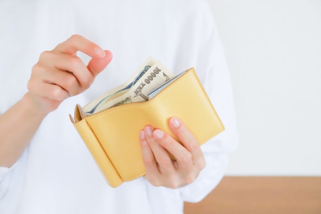 メンズ眉毛サロンでお会計する男性