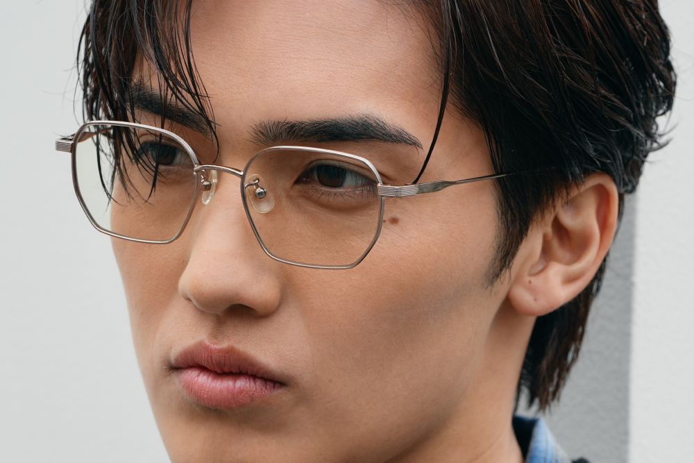 メンズ眉毛サロンで定期的に眉毛のメンテナンスをする男性