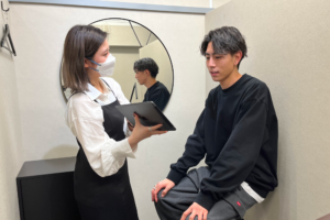メンズ眉毛サロンでカウンセリングを受ける男性