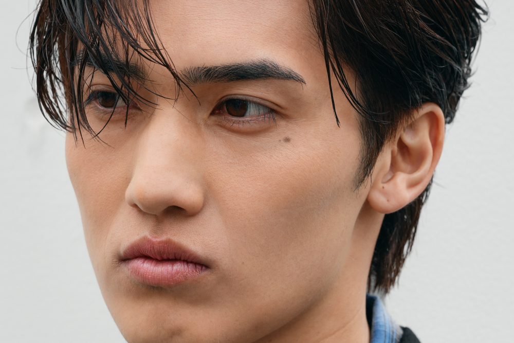 キリっとした眉毛の男性