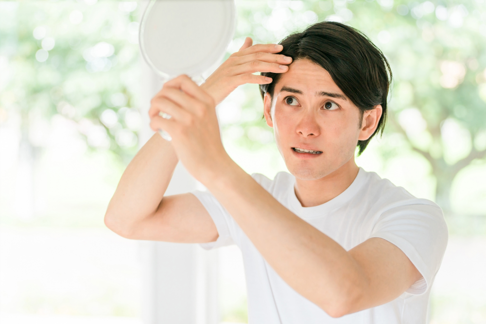 セルフの眉カットで失敗した男性