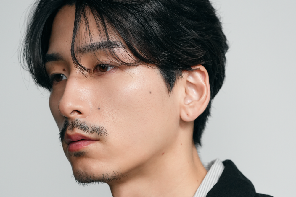 メンズ眉毛サロンで眉毛を整えている男性