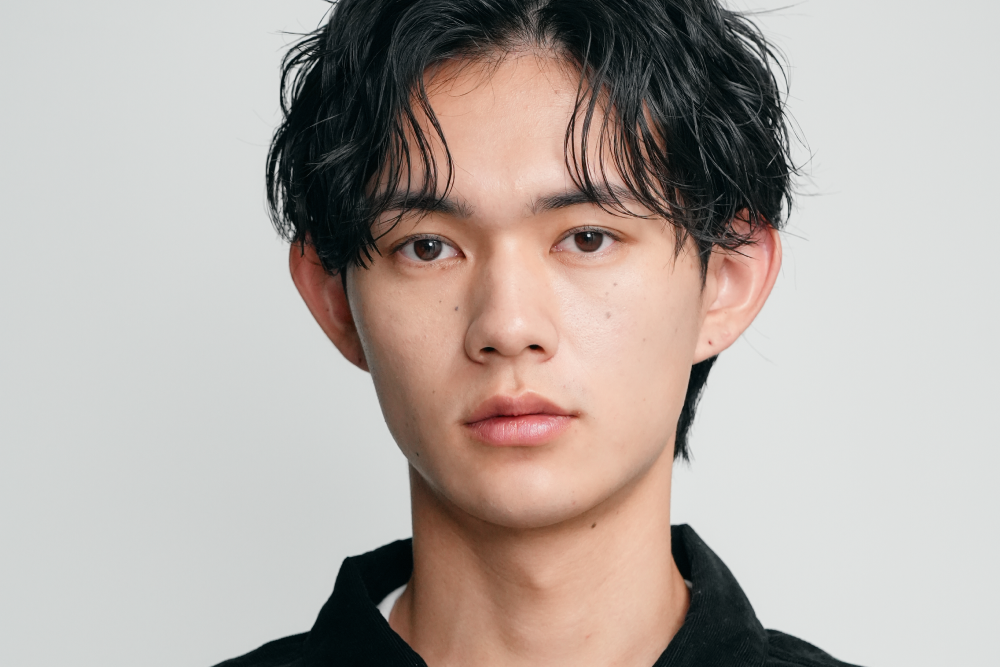 ナチュラルで整った眉毛の男性