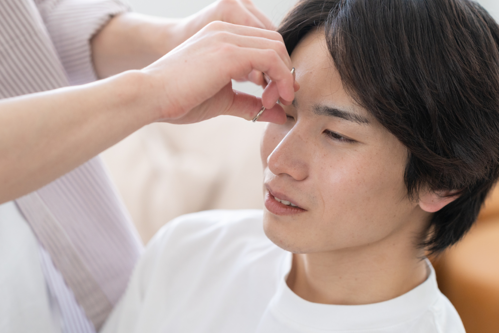メンズ眉サロンで施術を受ける男性