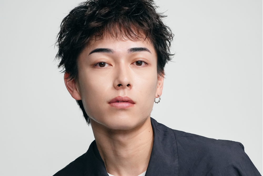 メンズ眉毛サロンで眉毛を整えている男性