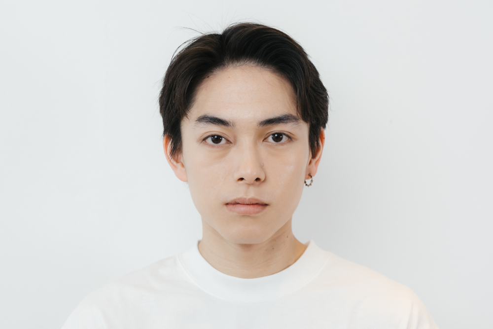 濃い眉の男性