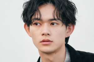ナチュラル眉の男性
