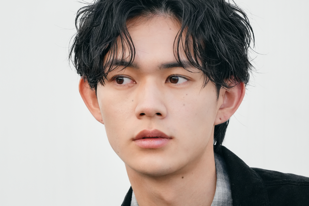 ナチュラル眉の男性