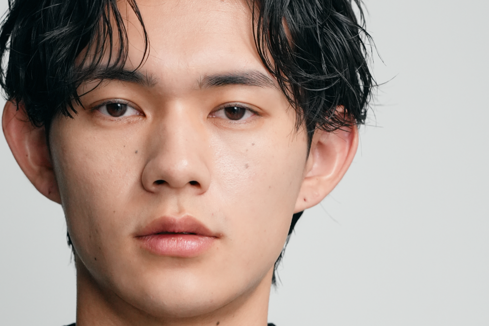 ナチュラル眉の男性