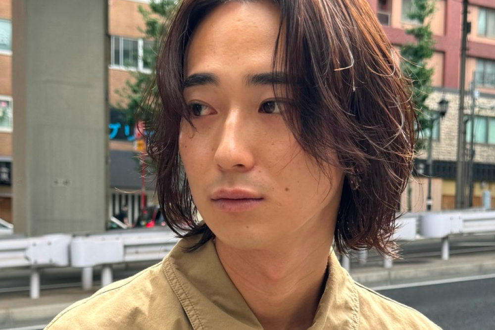 自然な形で眉毛が整っている男性