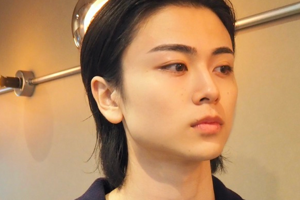 アンニュイなイメージの眉デザインの男性