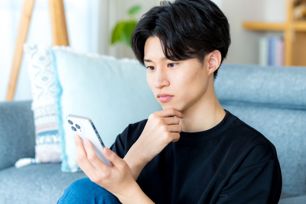 メンズの眉毛の整え方を調べる男性
