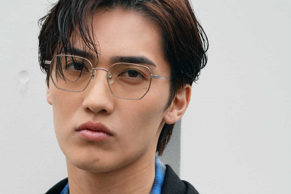 キリッとした眉デザインの男性