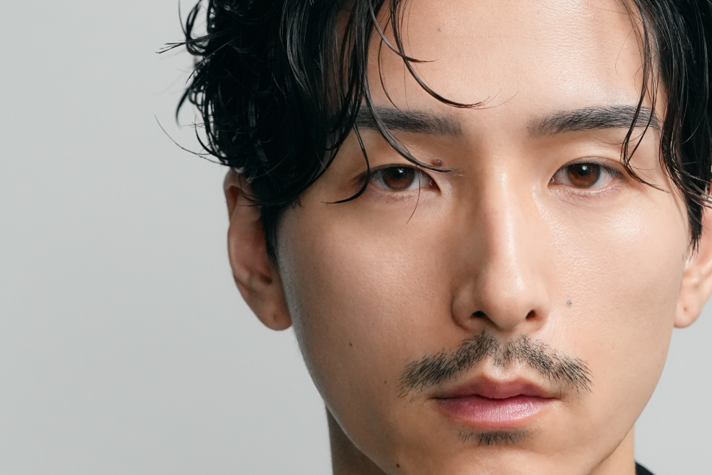 ME.REBO天神店で眉毛を整えている男性