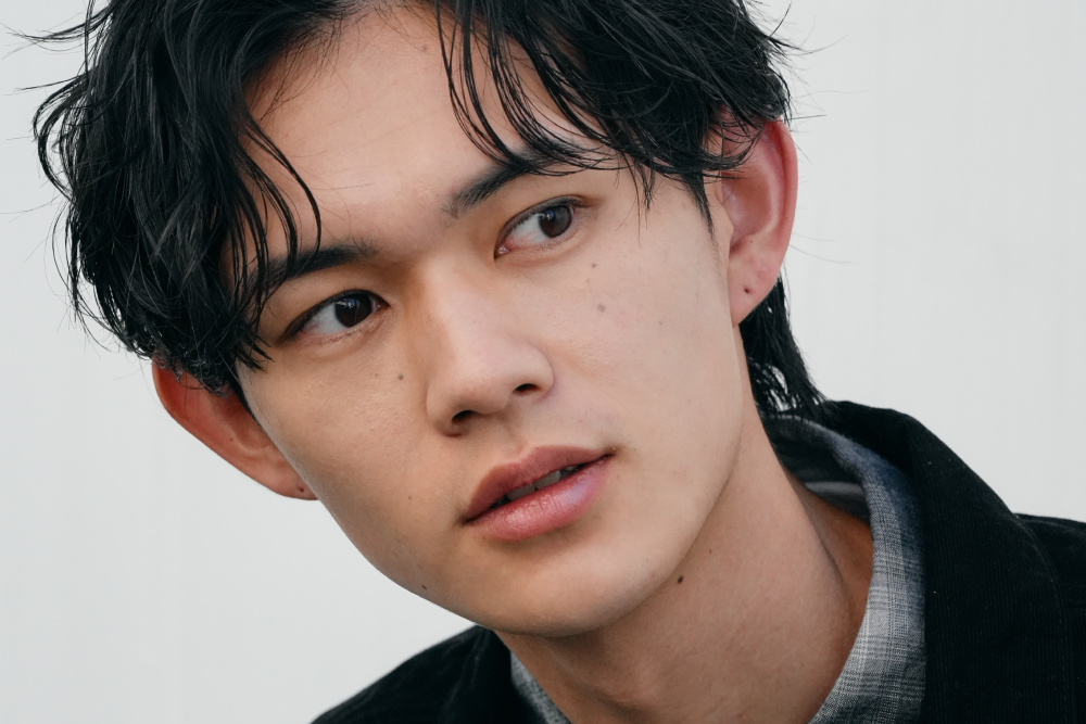 ナチュラルでかっこいい眉毛の男性